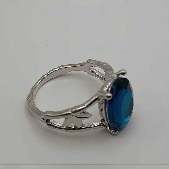 Elegant Silver Ring with Blue Gemstone Size 8.5 - Picture 2 of 3